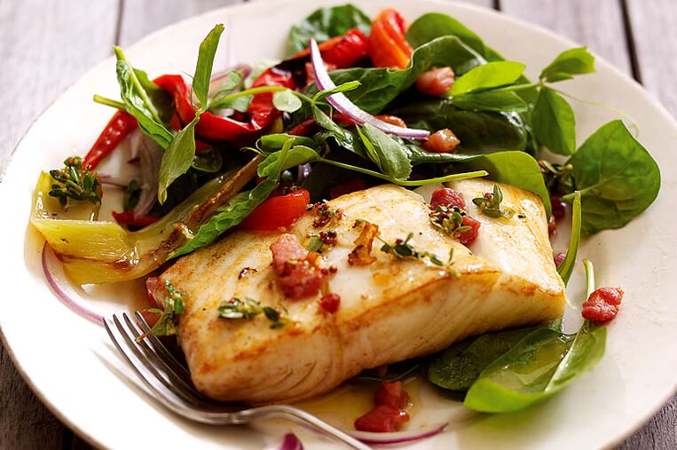 ikan dengan sayur-sayuran dan herba untuk penurunan berat badan