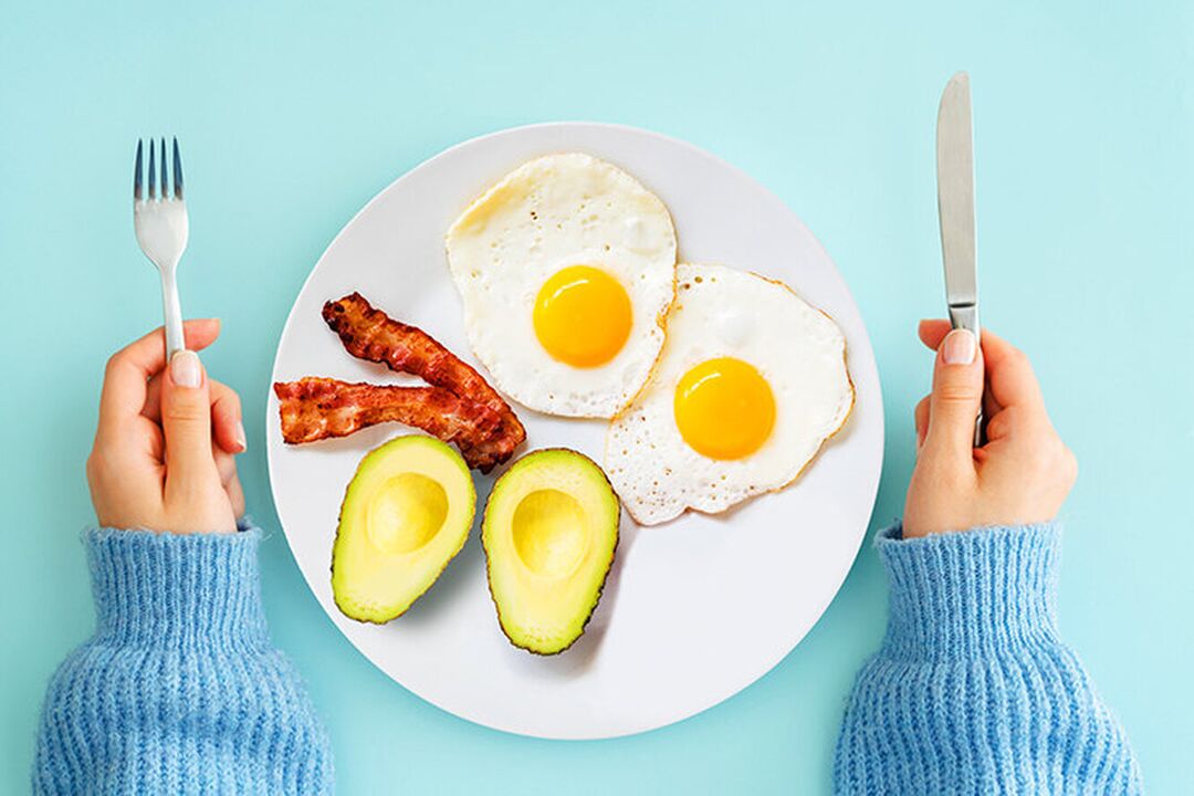 Sarapan pagi yang sempurna dalam menu diet keto - telur dengan bakon dan alpukat