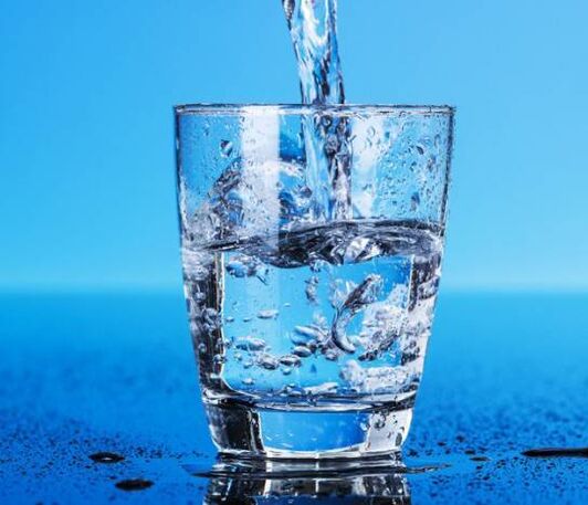 Minum air adalah peraturan utama untuk menurunkan berat badan dalam seminggu