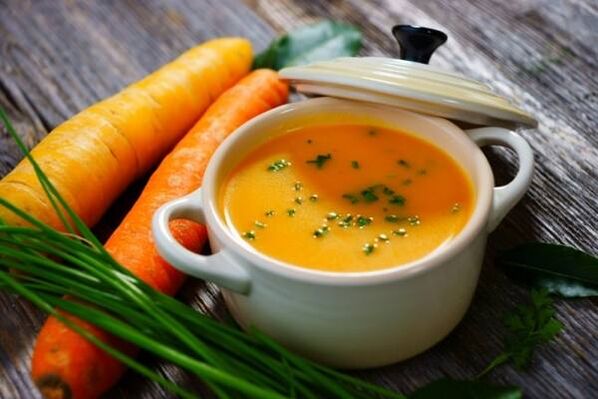Pure sup kentang dan lobak merah dalam menu diet lembut untuk gastrik